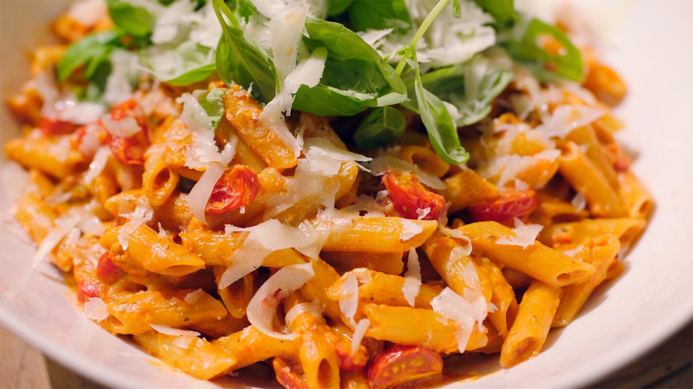 Romige pasta met ricotta, zure room, paprika en zongedroogde tomaten
