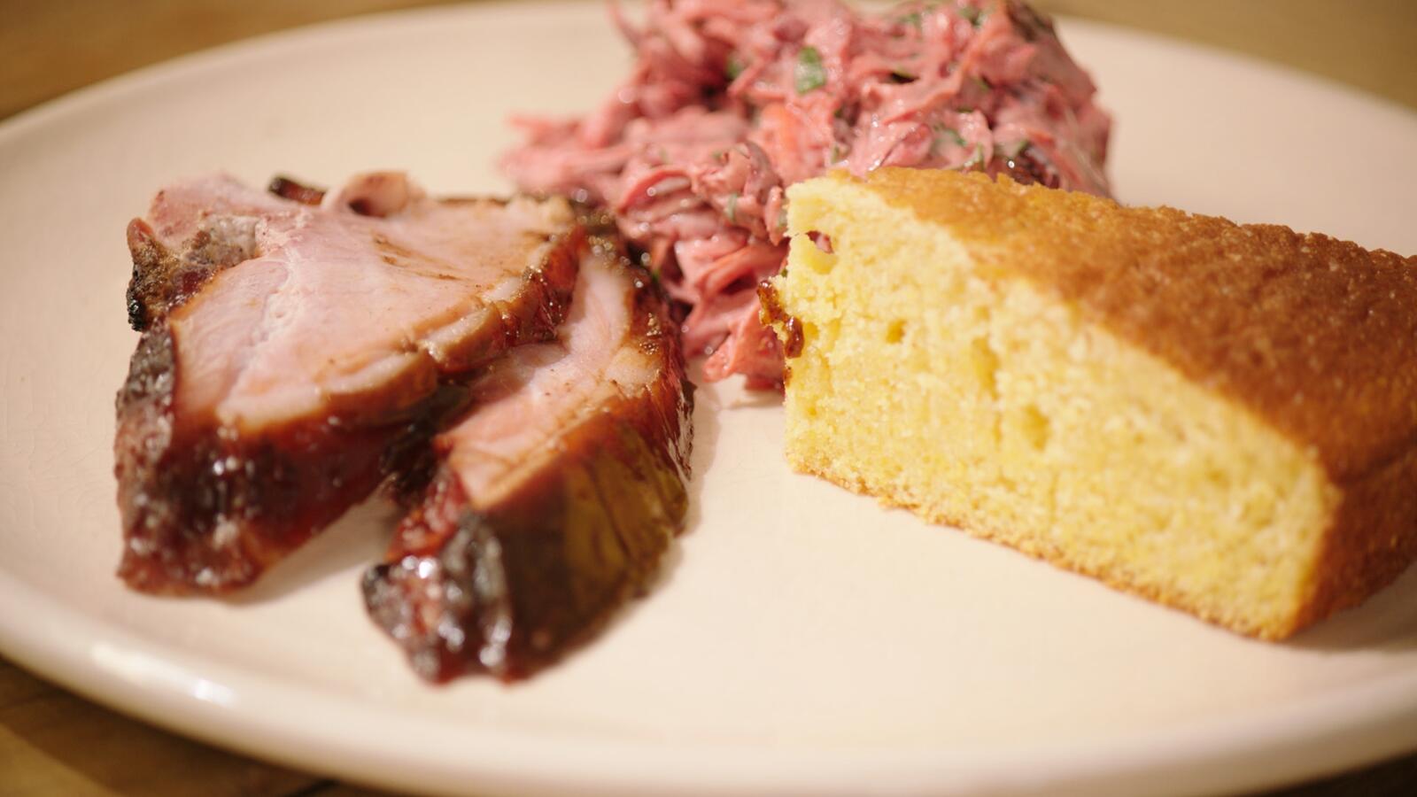 BBQ glazed ham met maïsbrood en coleslaw van rode biet