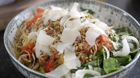 Pastaschotel met pancetta en trostomaatjes