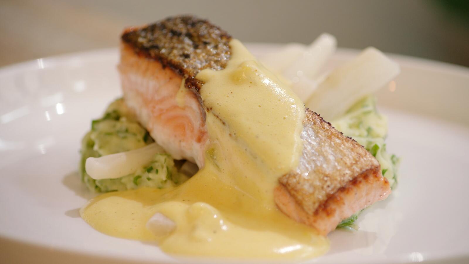 Zalm met puree, schorseneren en hollandaise met pickles