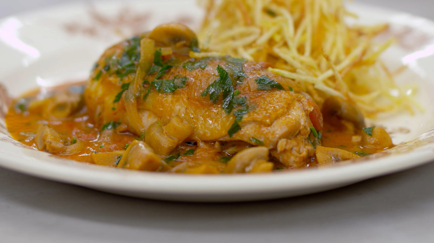 Kippenbouten met champignons, dragon en pommes paille