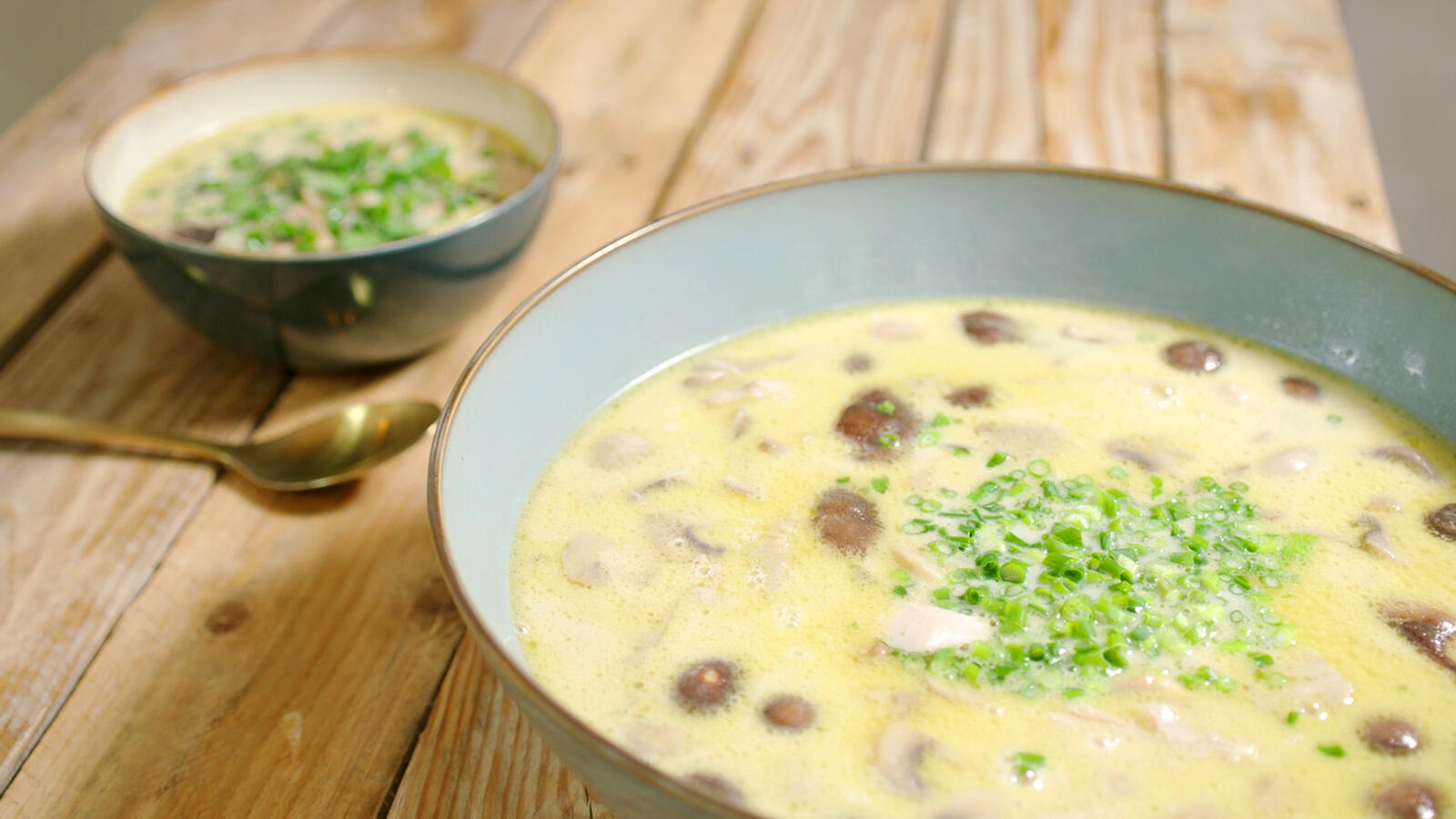 Kippensoep met kokos en champignons