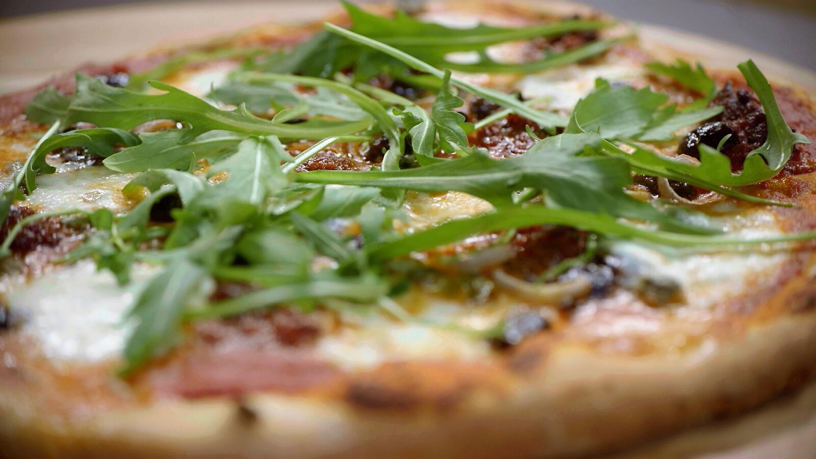 Nduja pizza met mozzarella, olijven en kappertjes 
