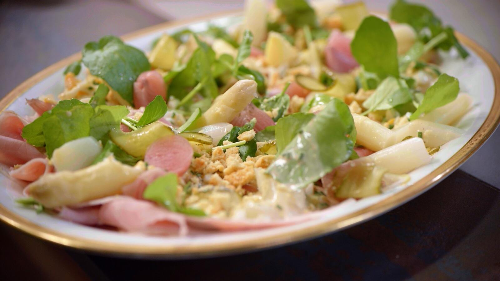 Salade van asperges met gekookte ham en vinaigrette salée met ei