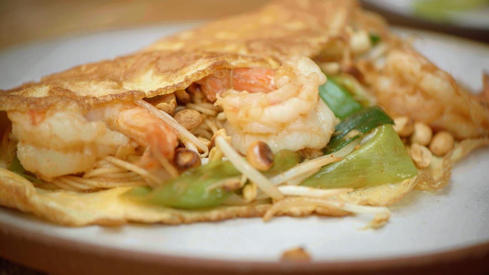 Omelet gevuld met pad thai en scampi