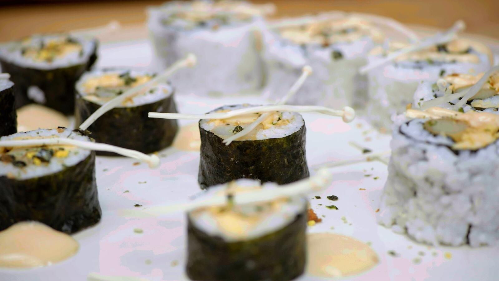Sushi van asperges met ei, furikake en misomayonaise
