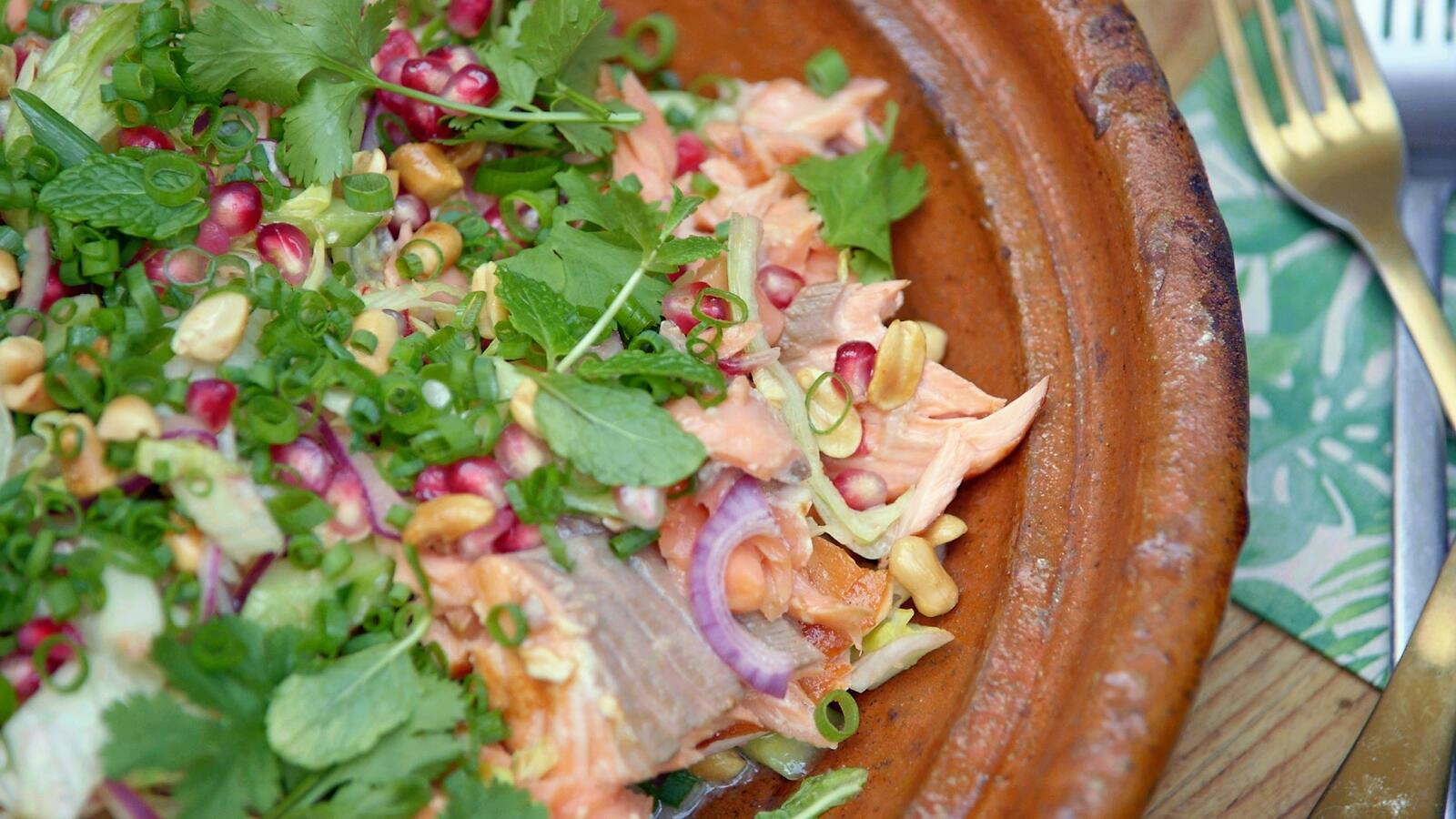 Pulled zalm met granaatappelsalade en Thaise vinaigrette