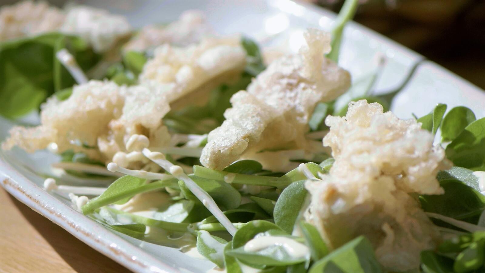 Salade met postelein en tempura van artisjok met citroen-mosterddressing