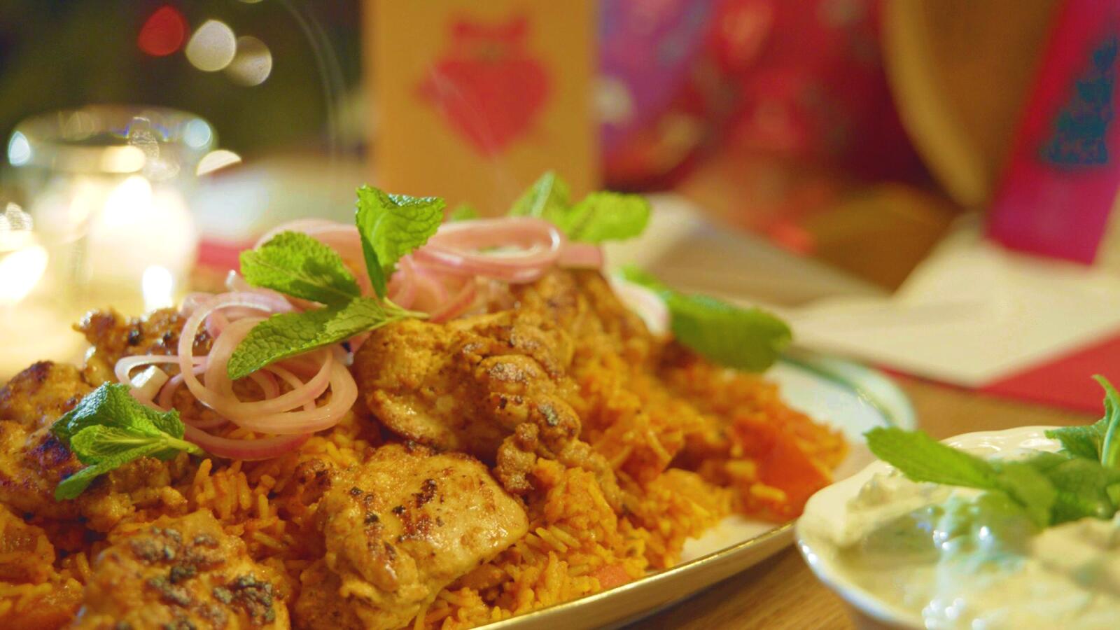  Indiase gemarineerde kip met saffraanrijst, raita en opgelegde sjalot