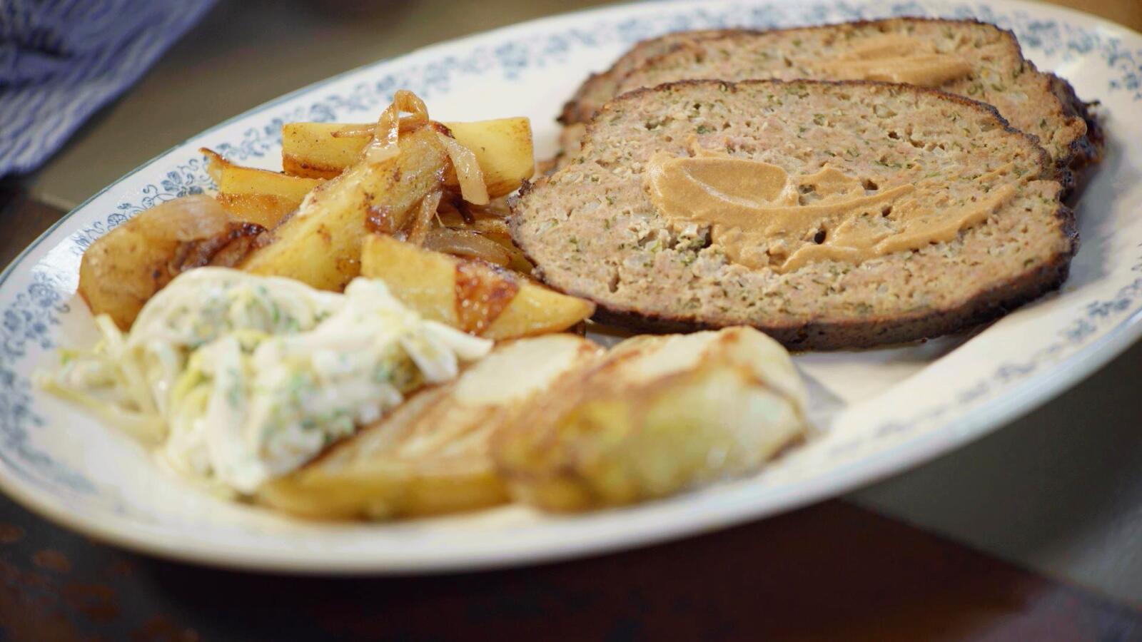 Gehaktbrood met aardappelen 'Lyonnaise' en witloof