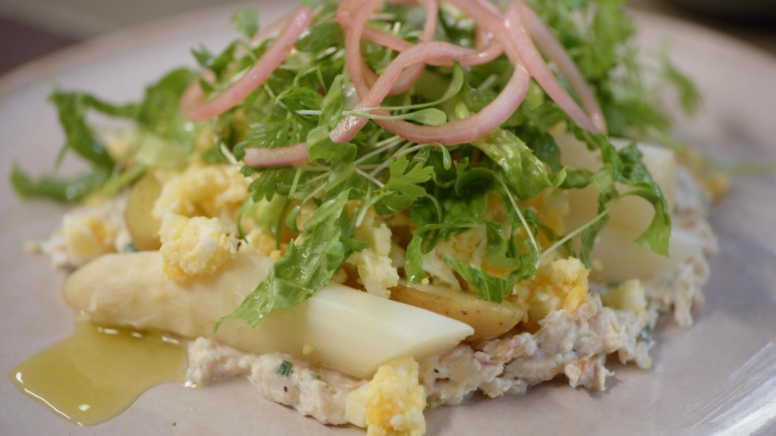 Salade van asperges met rillettes van gerookte forel en gekonfijte aardappel