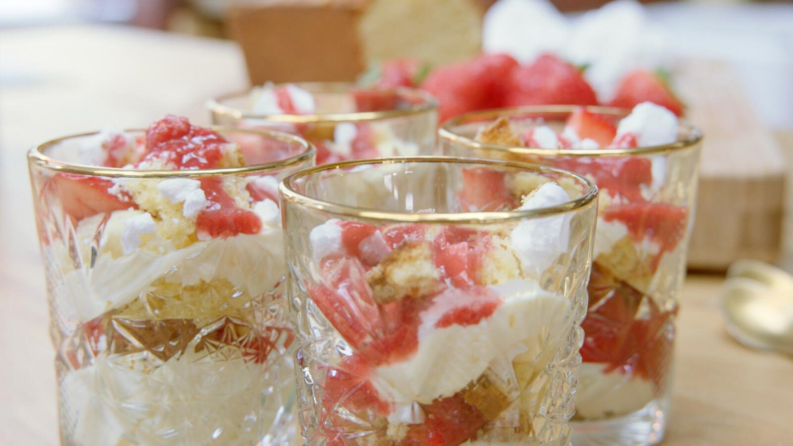Trifle met aardbei, advocaatmousse, cake en meringue
