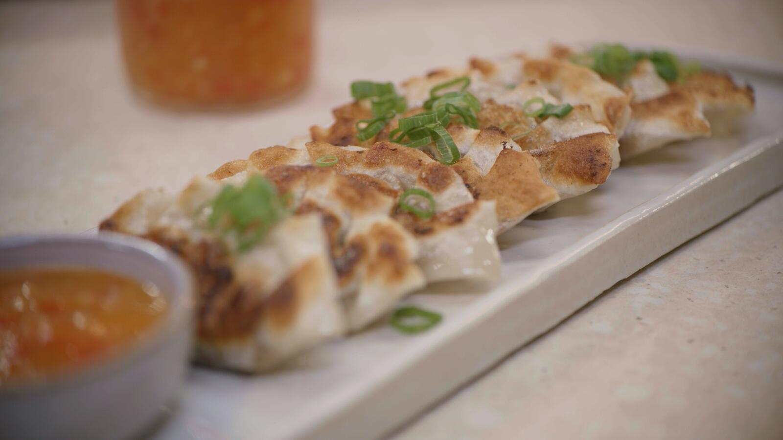 Gyoza gevuld met oesterzwam en zelfgemaakte sweet-chilisaus