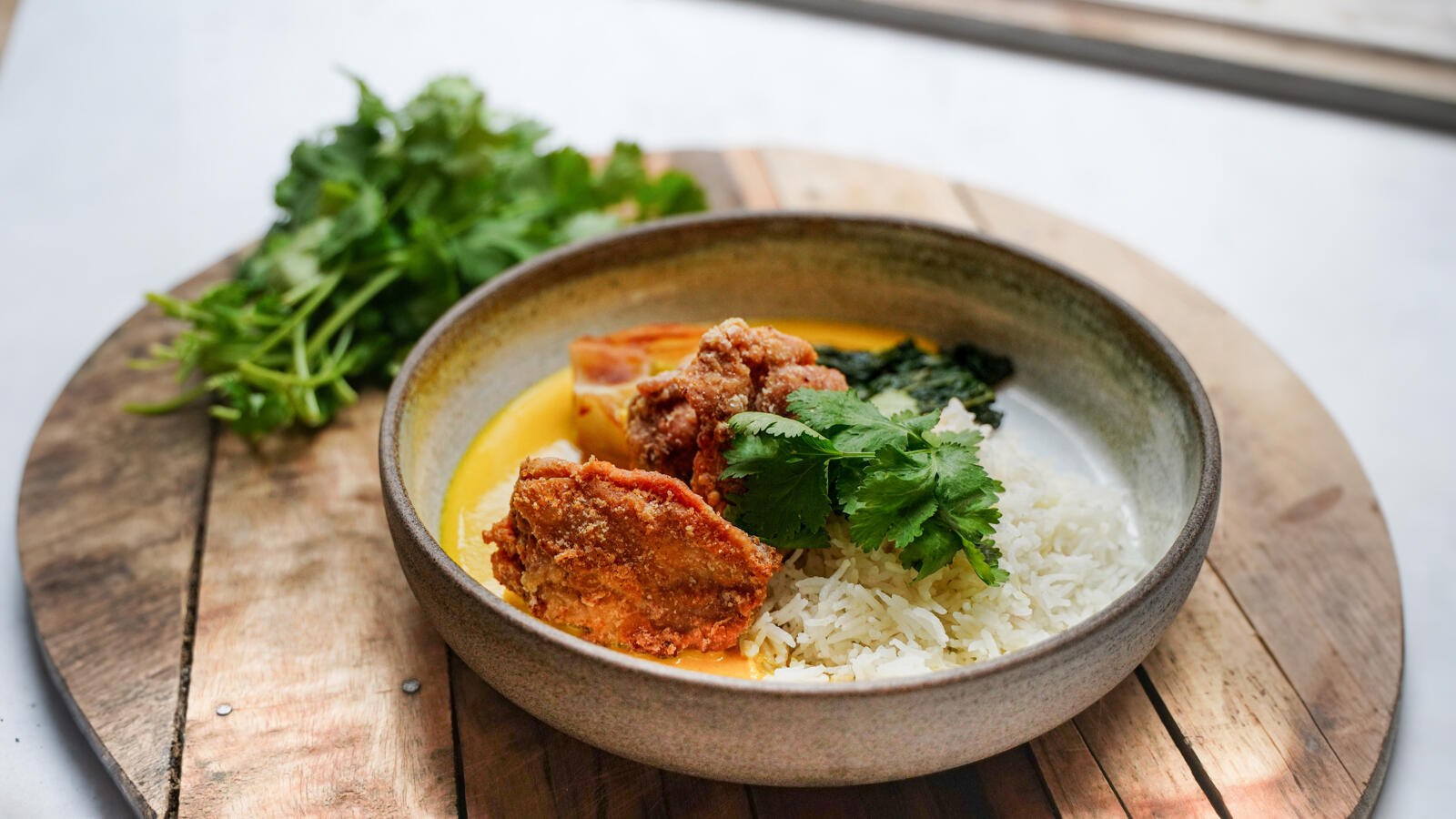 Kippendijen in currysaus met boksoi en rijst