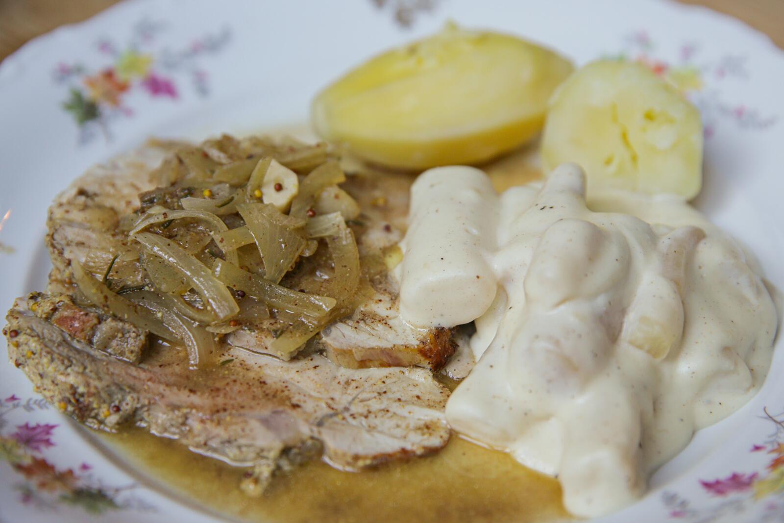 Varkensgebraad, schorseneren in witte saus en gekookte aardappelen
