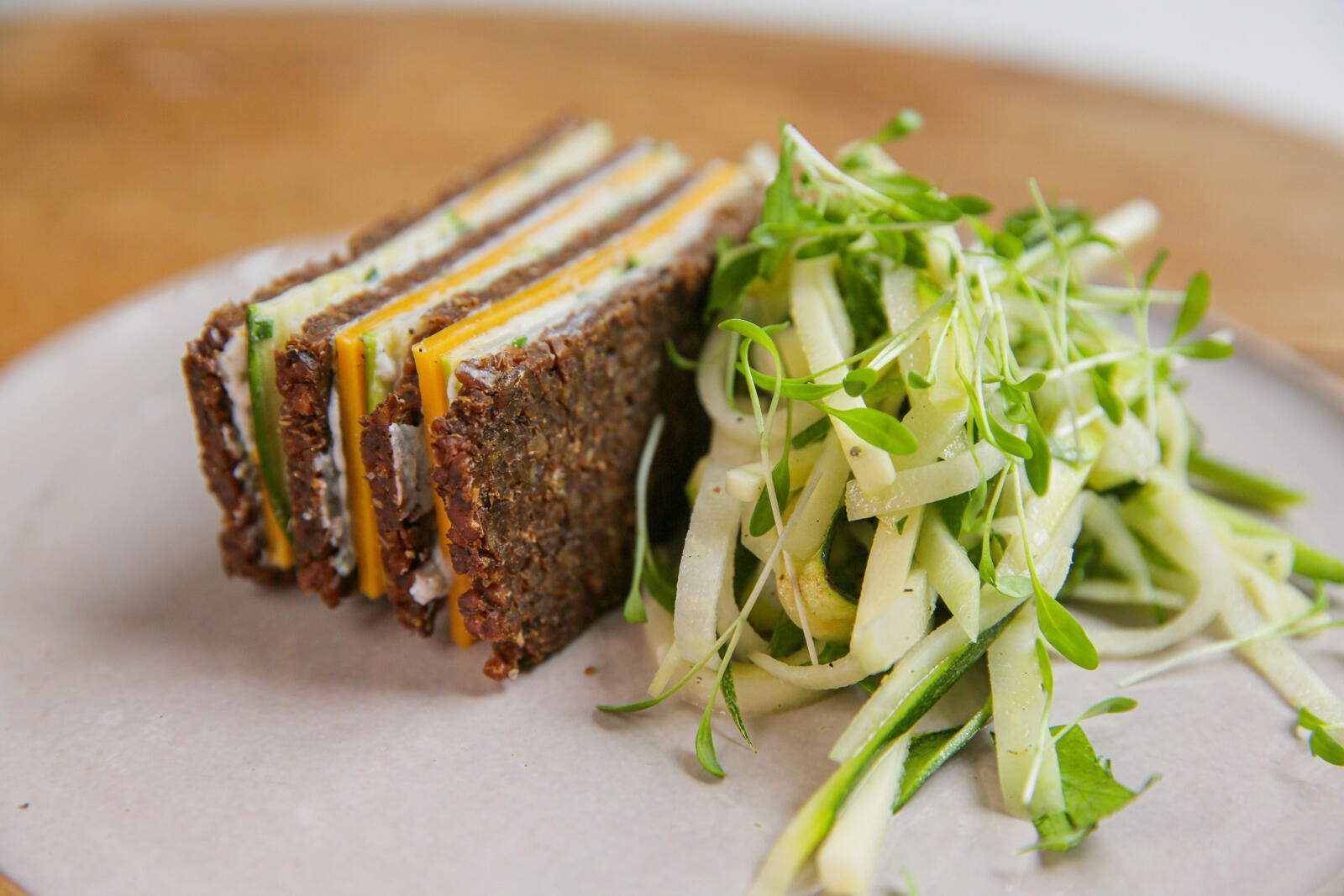Club sandwich van pumpernickel met courgette, koolrabi en mierikswortel
