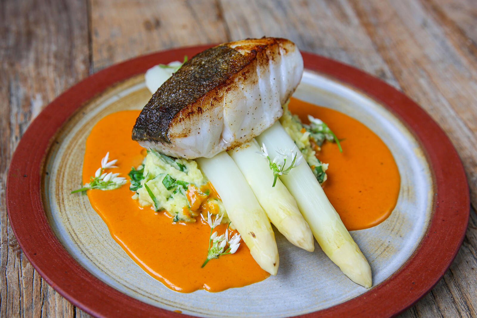 Kabeljauw met asperges, jus van langoustines en aardappelmousseline