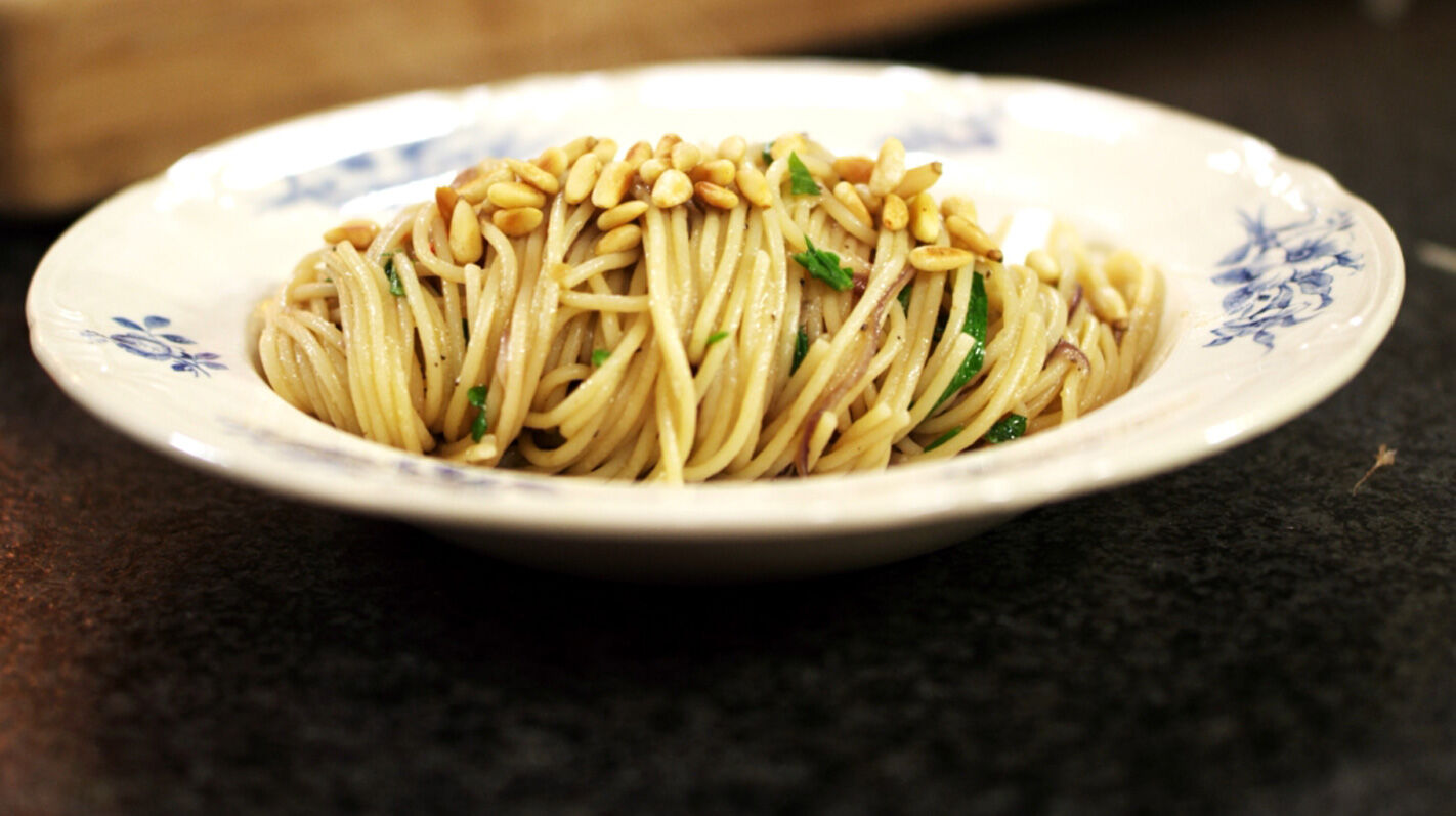 Spaghetti met ui, chili, ansjovis en peterselie | Dagelijkse kost