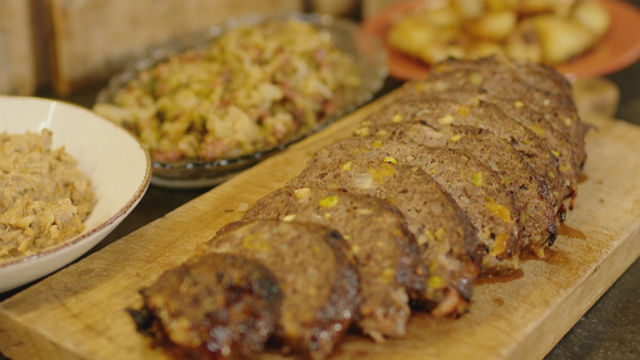 Kerstgehaktbrood, knolselderpuree en kool met spekjes-image