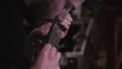 Jasper Maekelberg bespeelt een gitaar met een schroevendraaier