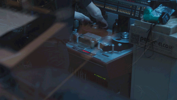 Jasper Maekelberg werkt in de studio