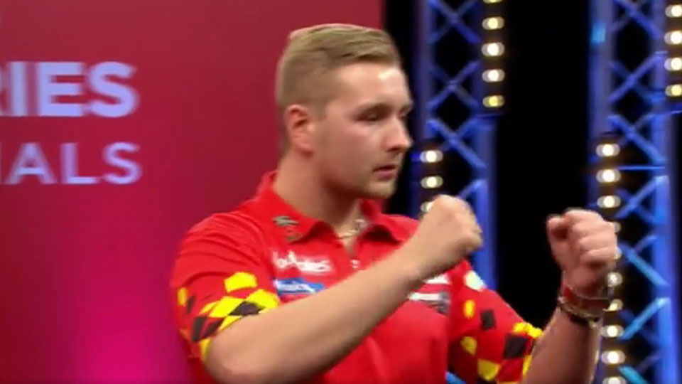 VIDEO Belgische darter nekt vijfvoudig wereldkampioen Van Barneveld