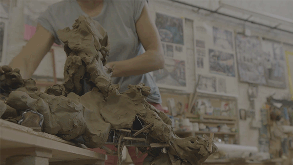 Nadia Naveau werkt aan een sculptuur