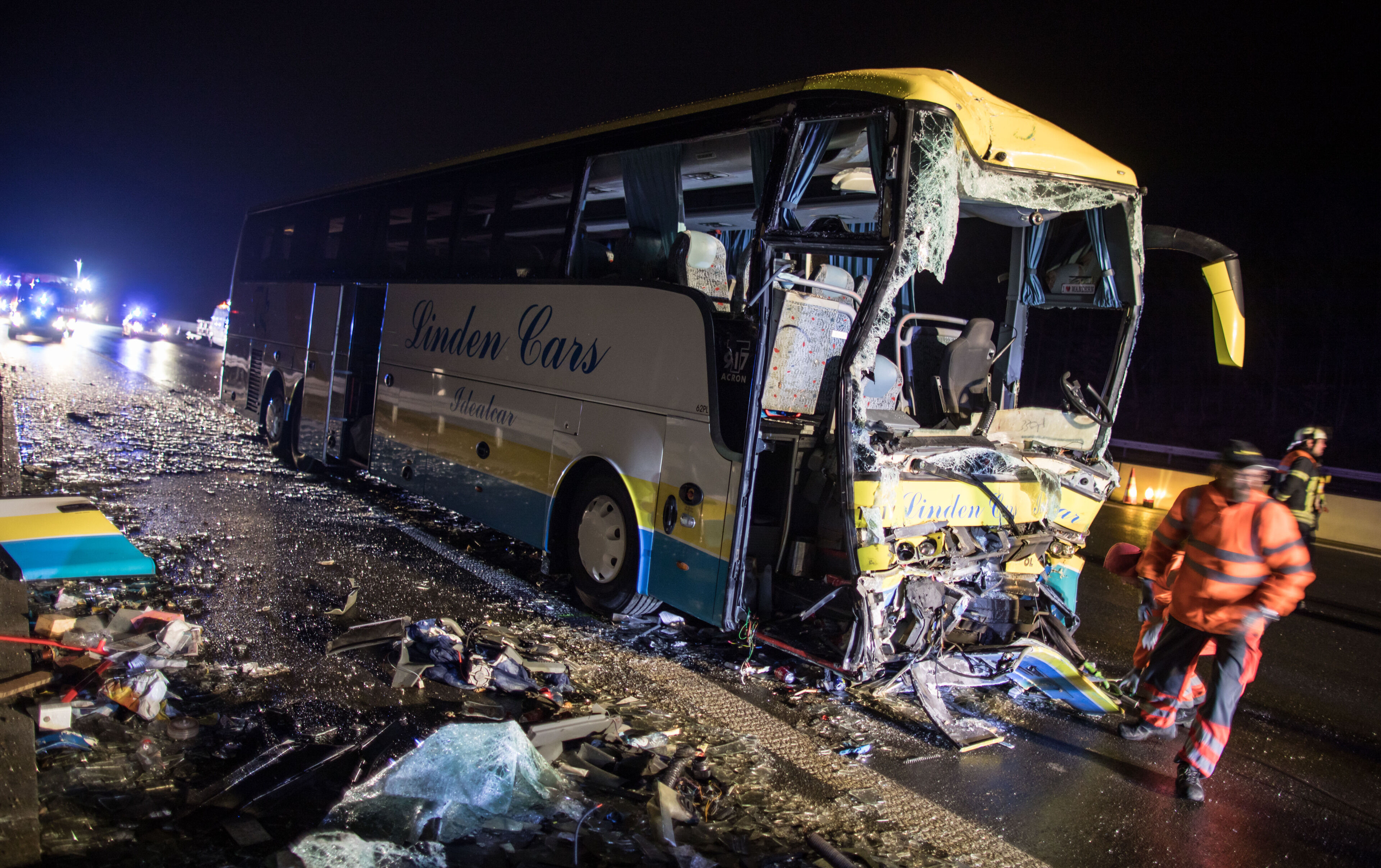 Waarnemen Voorstellen Verbeteren Passagier in verongelukte bus: "Het was voorbij in enkele seconden,  gelukkig had iedereen zijn gordel aan" | VRT NWS: nieuws