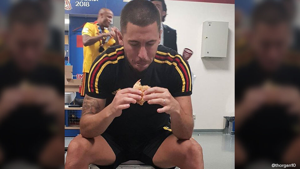 Eden Hazard trakteert zichzelf op een hamburger ...