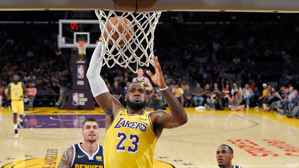 LeBron James krijgt 19.000 Lakers-fans op de banken in ...