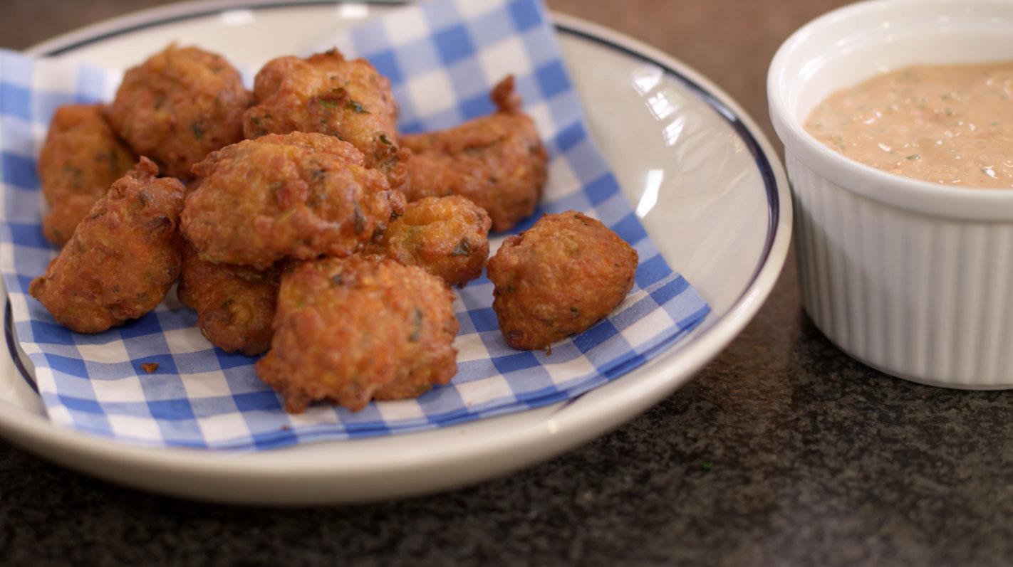 Groentebeignets met sweet chili-saus
