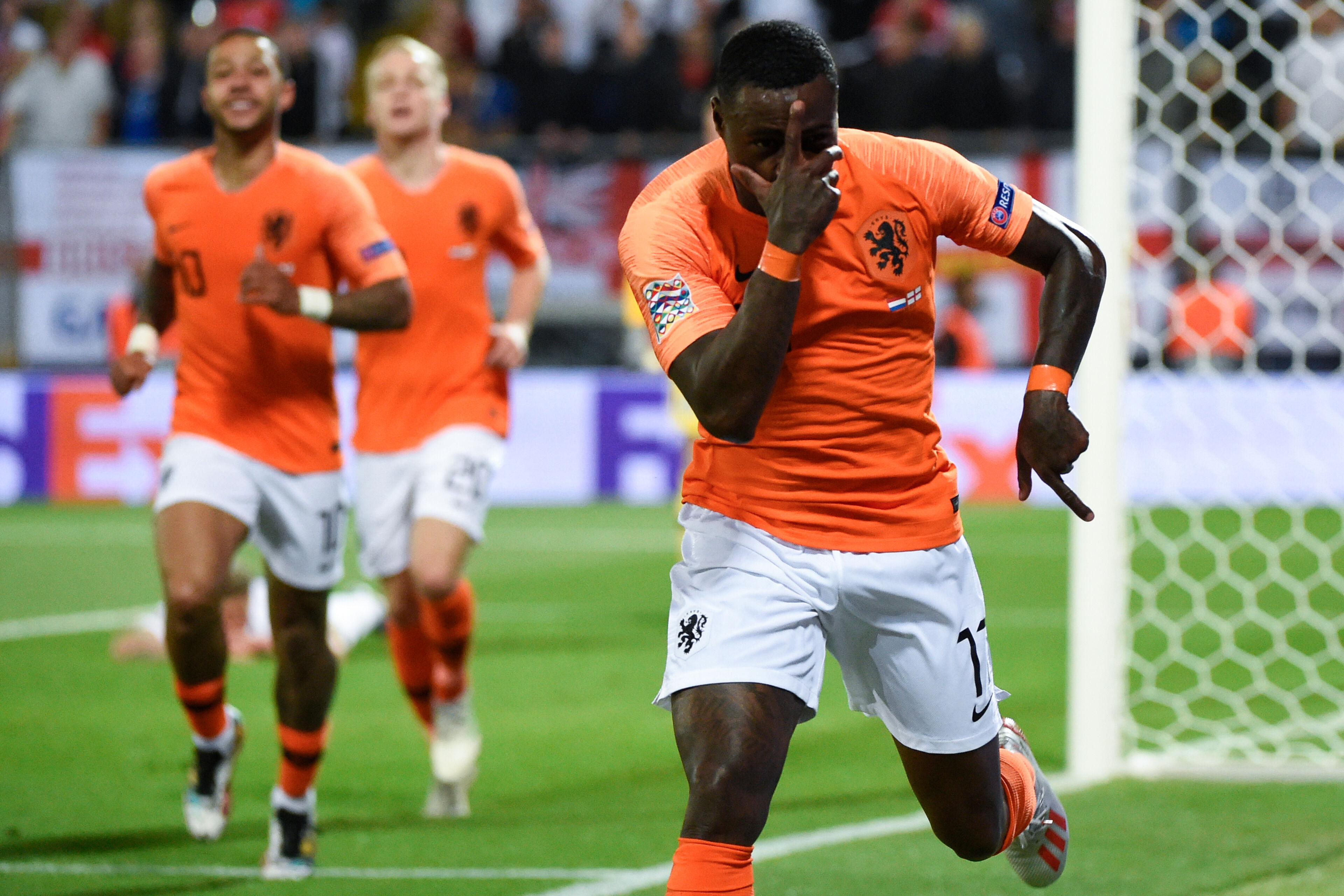 Oranje mept flaterende Engelsen tegen het canvas en speelt ...
