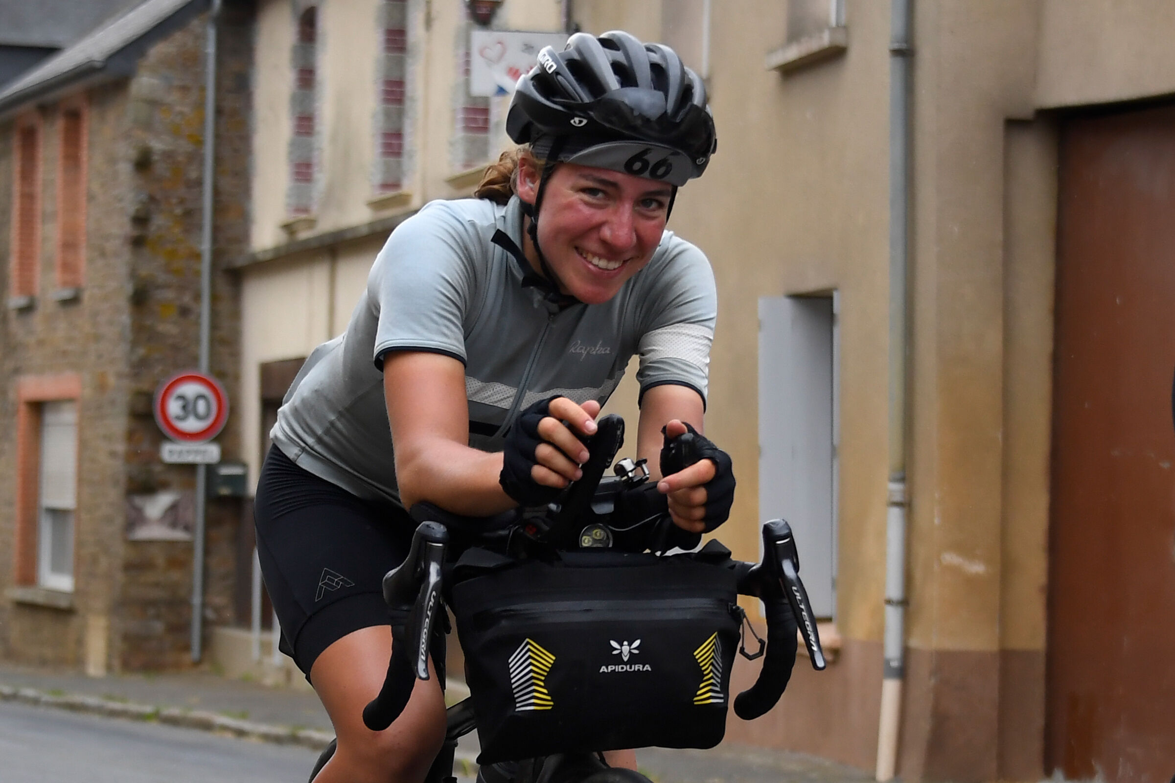 Die Deutsche Fiona Kohlbinger übertrifft 200 Männer in einem 4.000 km langen Interkontinentalrennen.  Radfahren