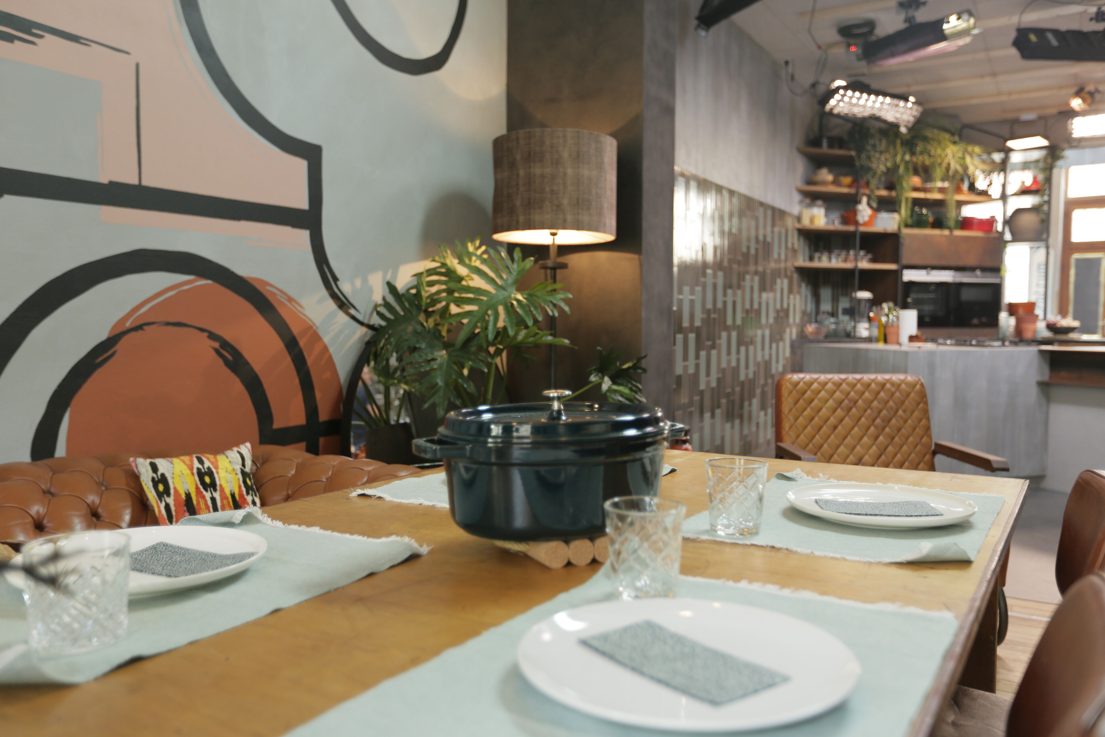 De gezellige eetplaats met lounge in de nieuwe keuken van Dagelijkse kost
