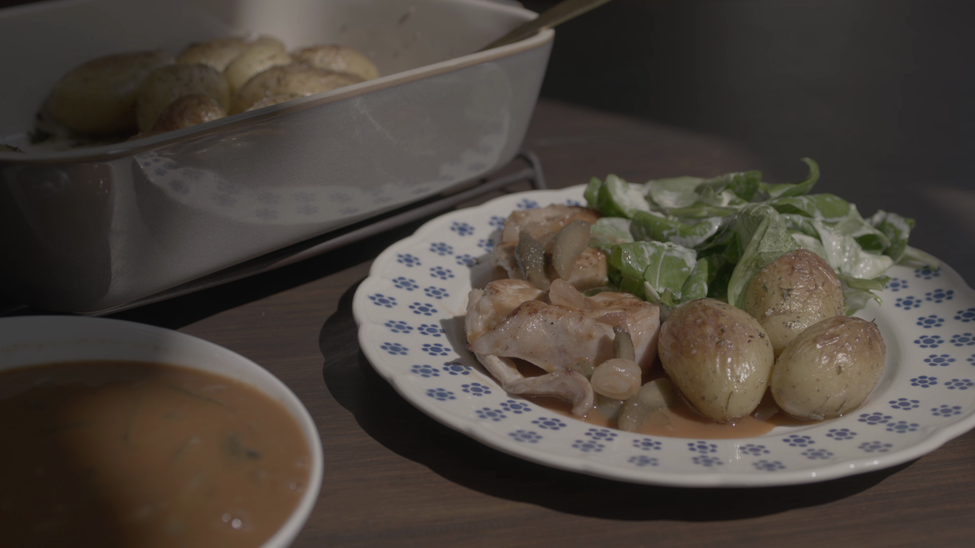 Konijn met picklessaus en krielaardappelen
