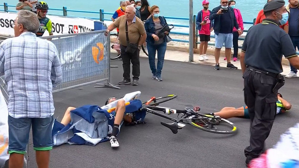 Helicopter blows crush barriers and two riders of Vini Zabu to the ground |  Giro