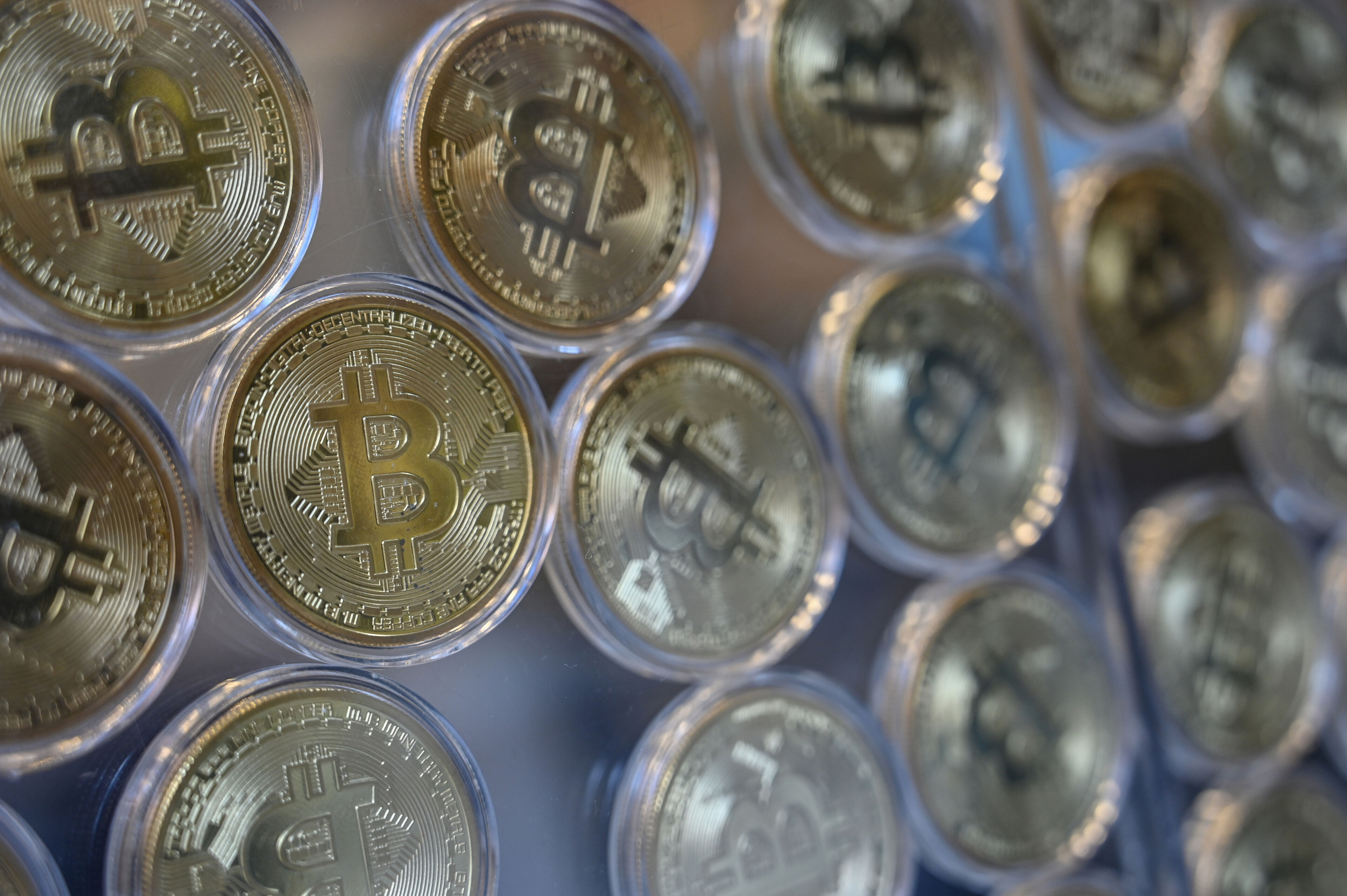 Opnieuw record voor bitcoin, die even meer dan 35.000 dollar waard was: wat  is daar aan de hand? | VRT NWS: nieuws