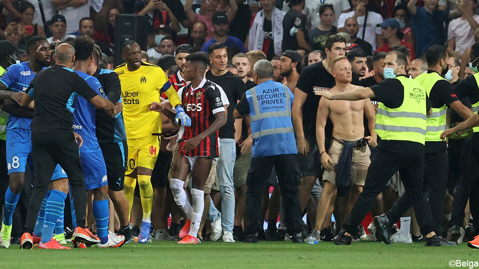 Hallucinant: Nice-Marseille halted as Nice fans attack Marseille 