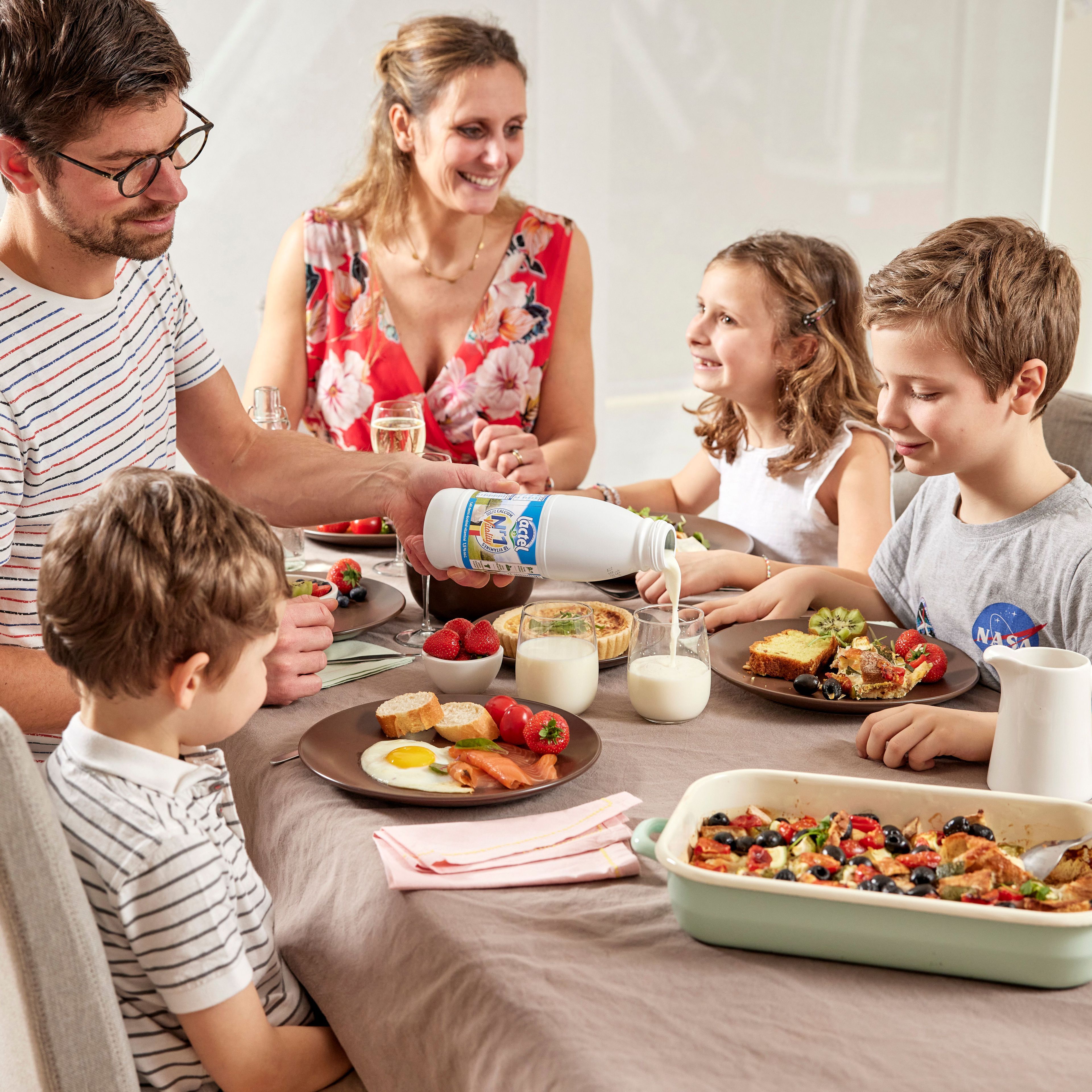 Familie aan de ontbijttafel met Lactel Nr1 melk