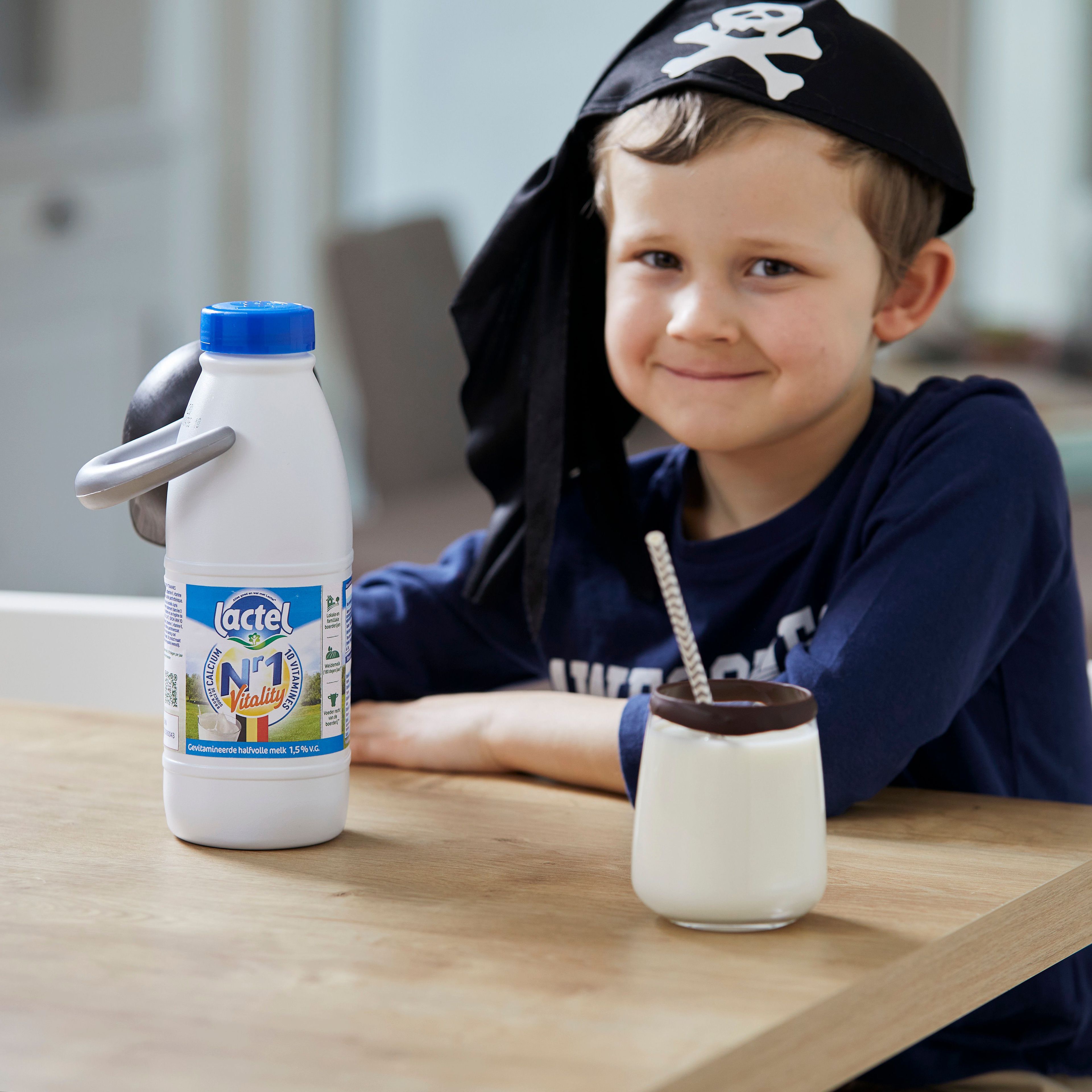 Jongen met glas Lactel Nr1