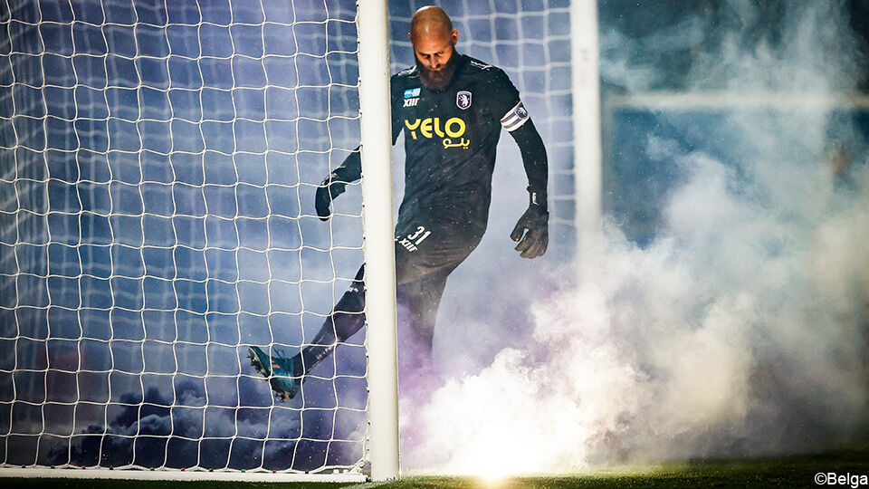 Beerschot fans also make it too much and put their own goalkeeper in the smoke |  Jupiler Pro League