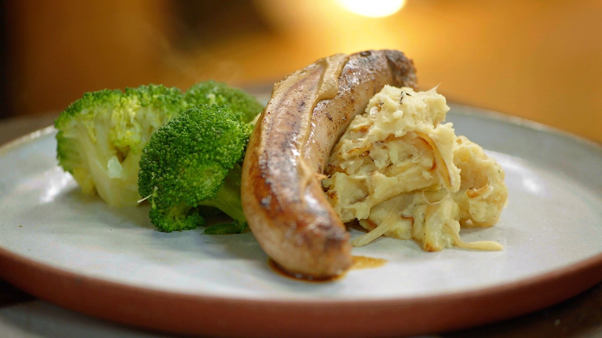 Braadworst met gebakken uienpuree en broccoli-image