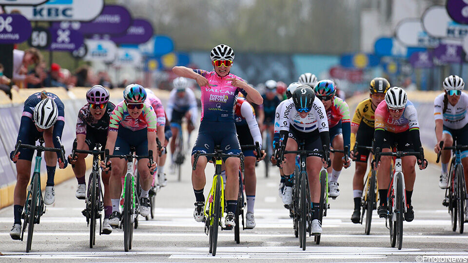 19-year-old Julie De Wilde only has to leave Chiara Consonni in Dwars door Vlaanderen |  Straight through Flanders (women) 2022