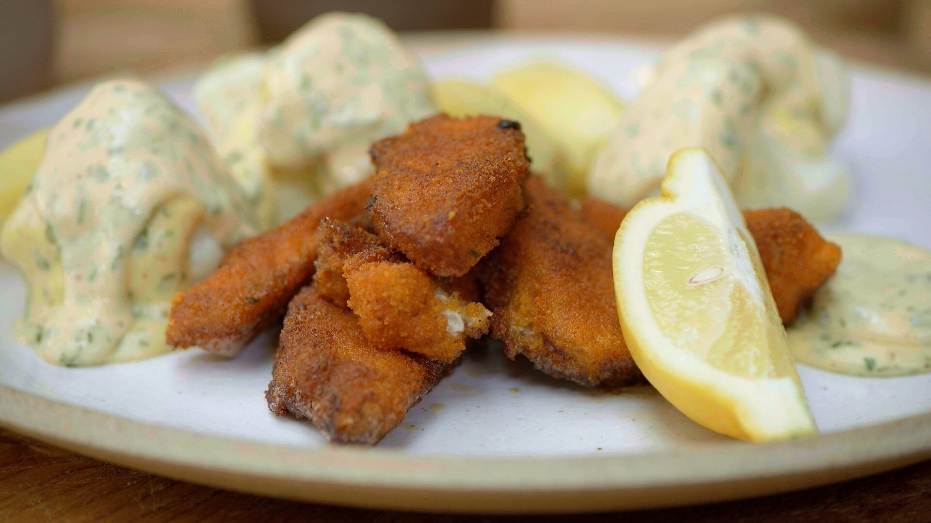 Fish sticks van schelvis met bloemkool, gekookte aardappelen en béarnaise-image