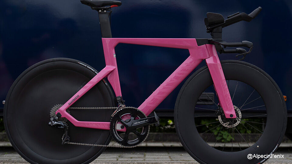 Met deze roze fiets gaat \