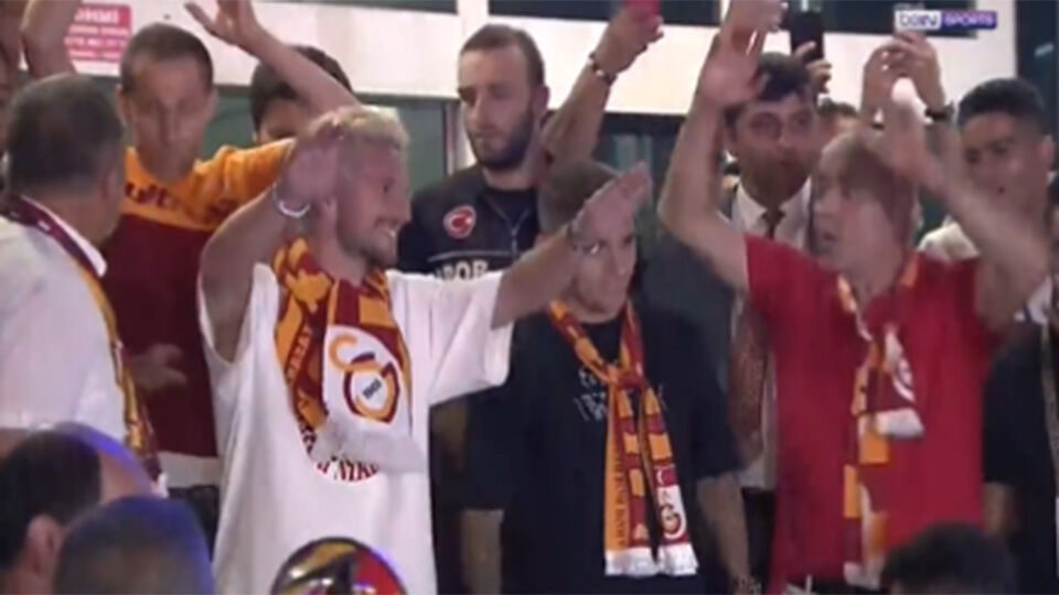 Guarda: I fan entusiasti del Galatasaray salutano Dries Mertens come un vero eroe |  calcio straniero