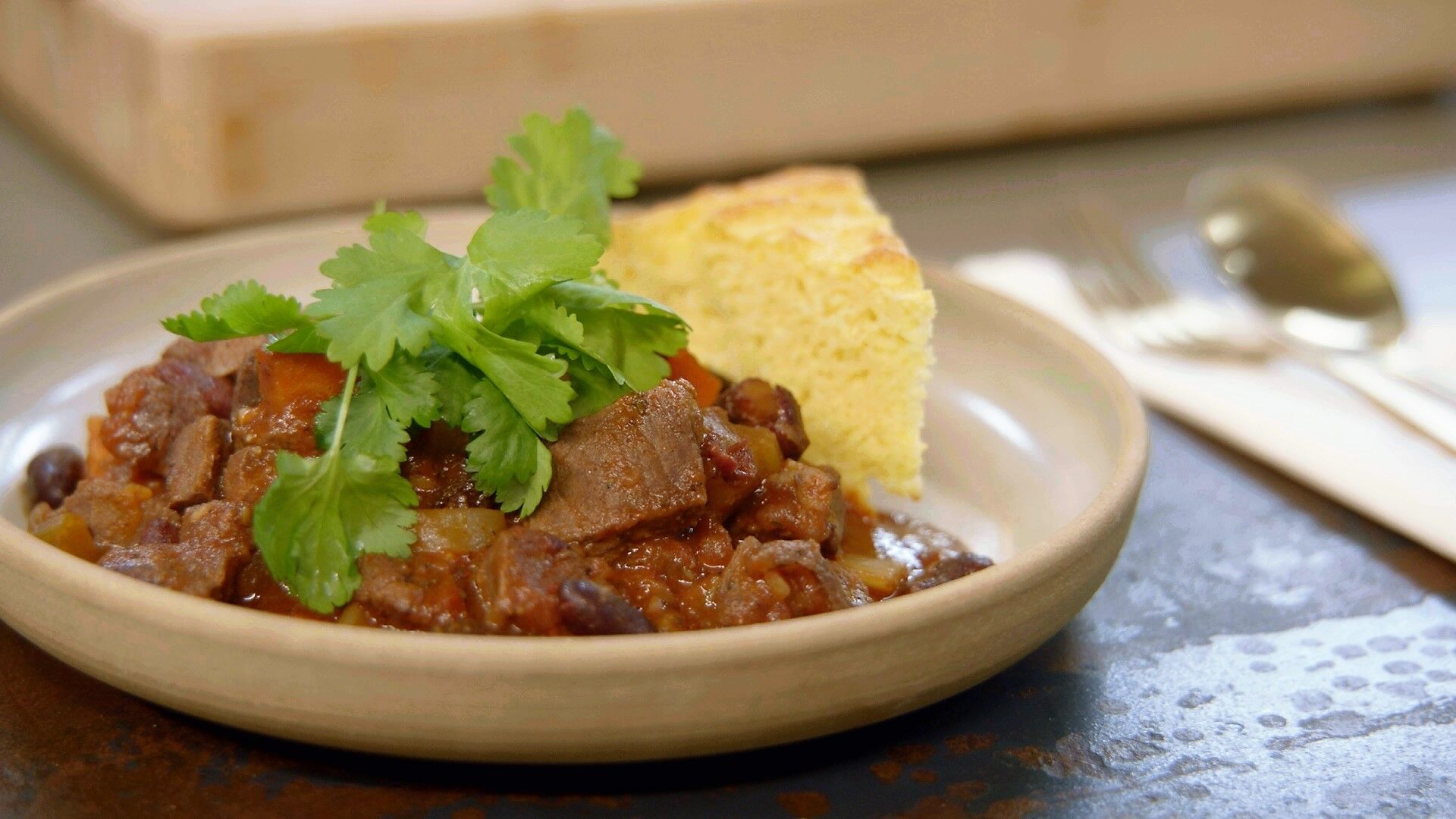 Chili con carne met zenuwstuk en cornbread-image