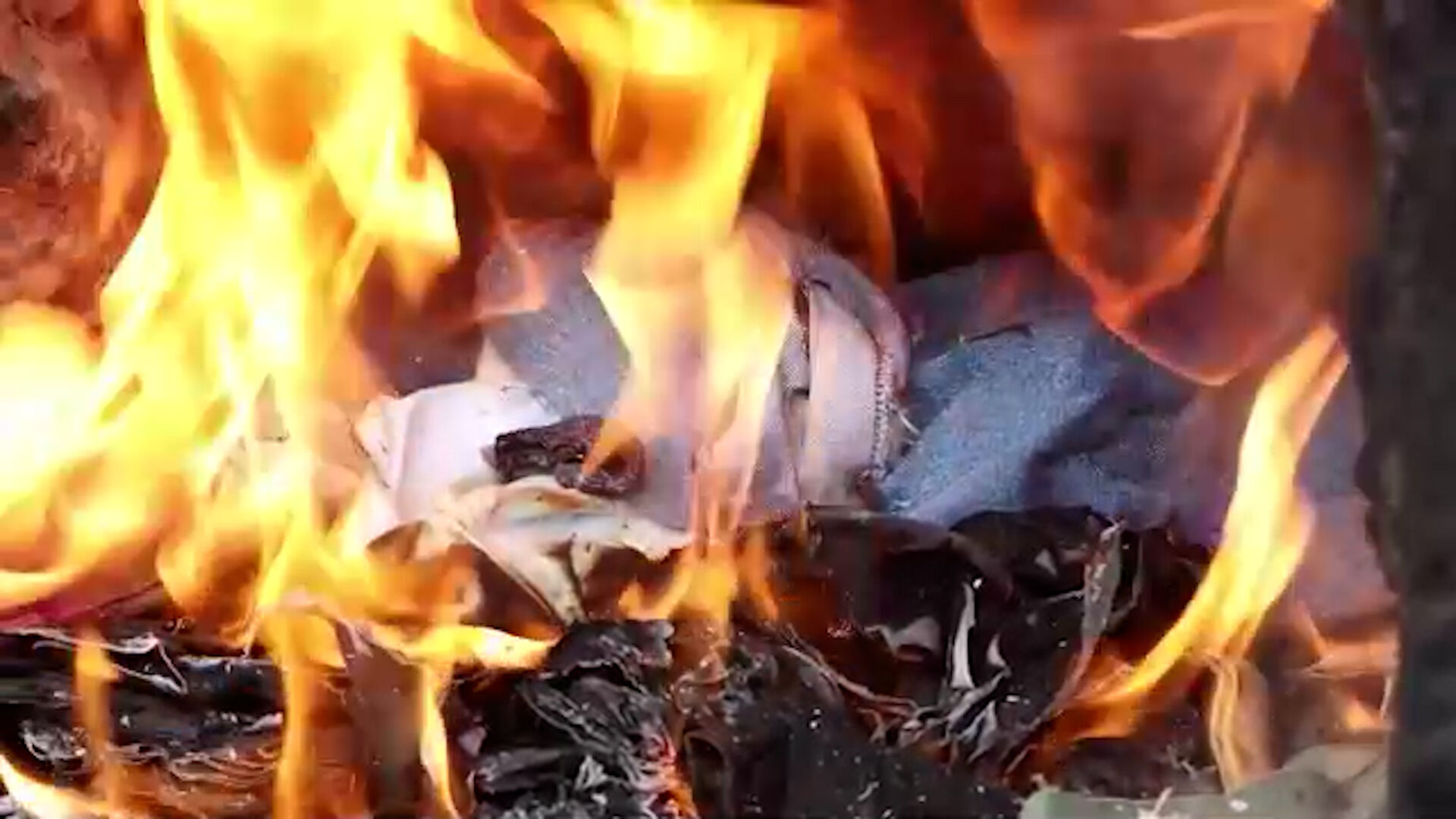 Alleen goed genoeg om op te stoken: onze goedkope kleren gedumpt en verbrand worden in Kenia | VRT NWS: nieuws