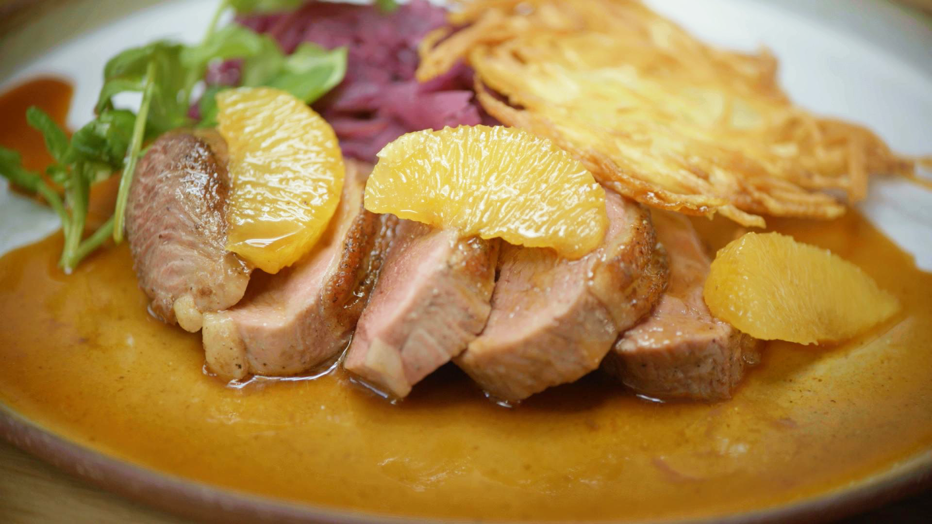 Gebraden eendenborst, sinaasappelsaus, rode kool en aardappelrösti-image