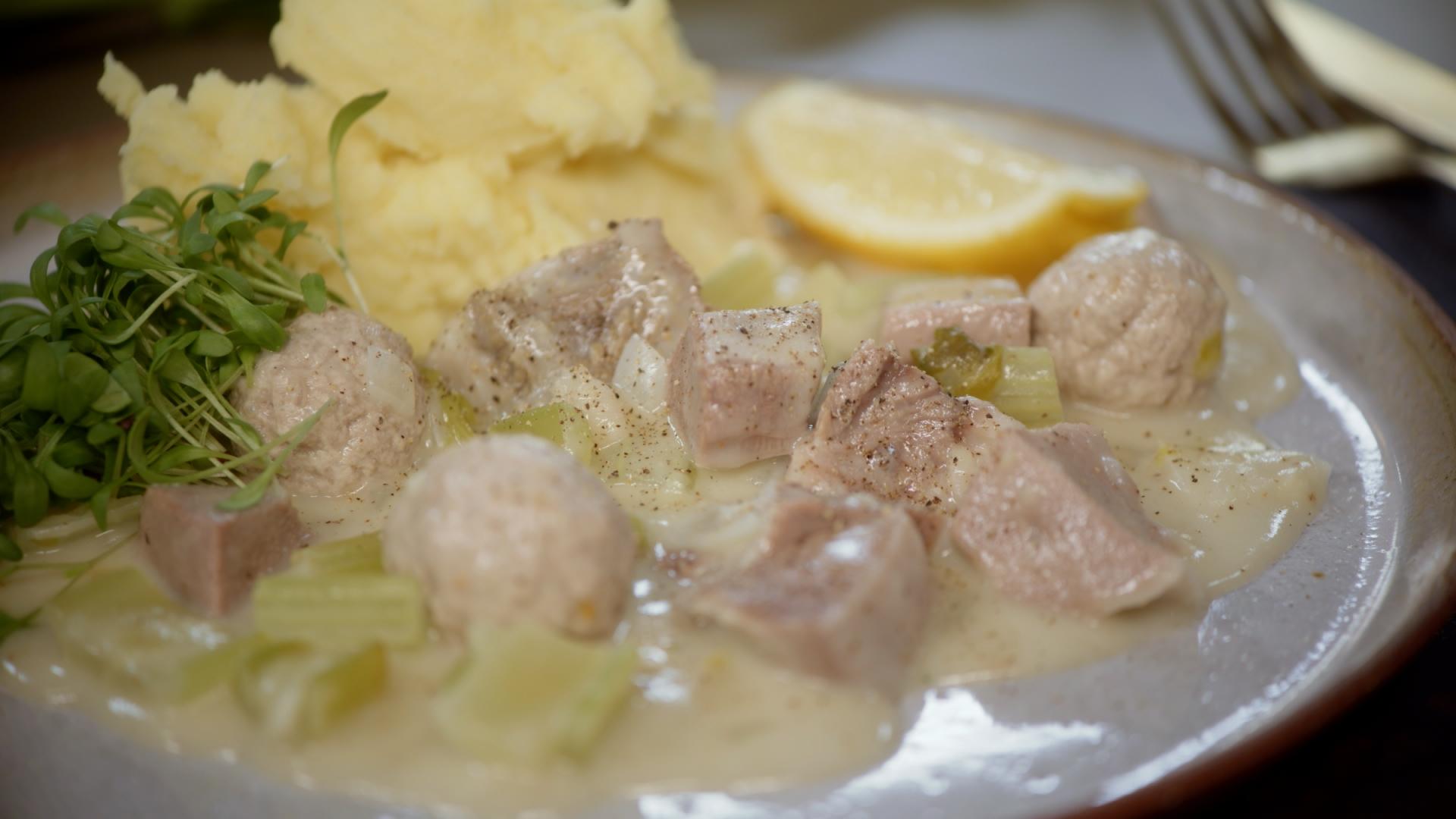 Kalfstong in seldersaus met kalfsgehaktballetjes en puree